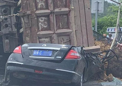 圖為重型貨車超載導致事故現(xiàn)場