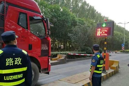 貨車經(jīng)過(guò)收費(fèi)站地磅現(xiàn)場(chǎng)